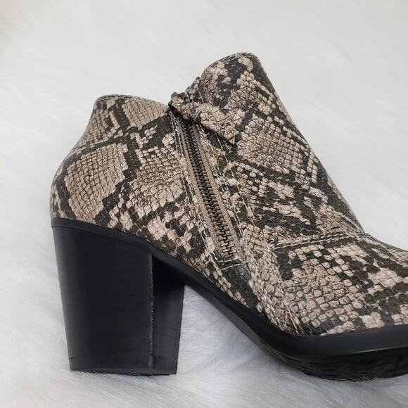 Baretraps New in box cacie snake print side zip booties woman's size 9 - Picture 4 of 9